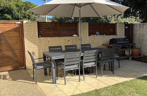 North Avoca House | North Avoca Beach House 200m level walk to beach 4 bedrooms secure yard