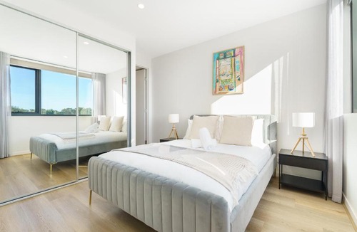 Lyons Apartment | North-Facing Apartment with Telstra Tower Views - Hosted by Canstay