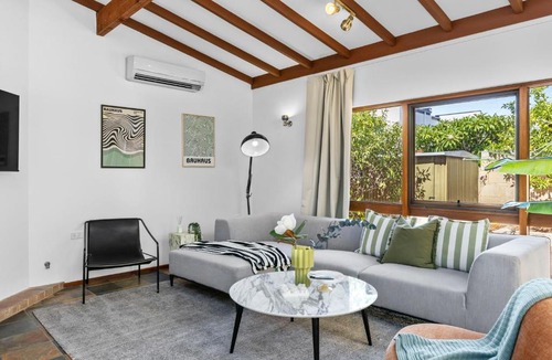 West Perth House | North Perth 3BR Home Steps To Hyde Park & Dining