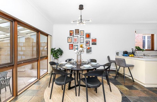 West Perth House | North Perth 3BR Home Steps To Hyde Park & Dining