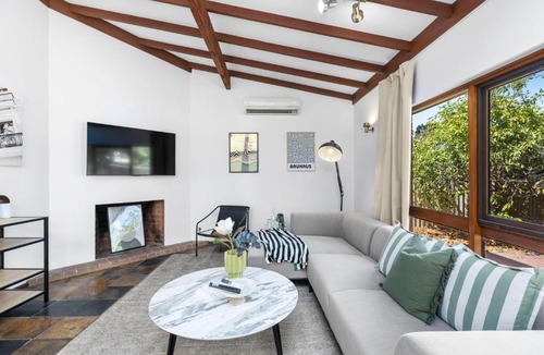 West Perth House | North Perth 3BR Home Steps To Hyde Park & Dining