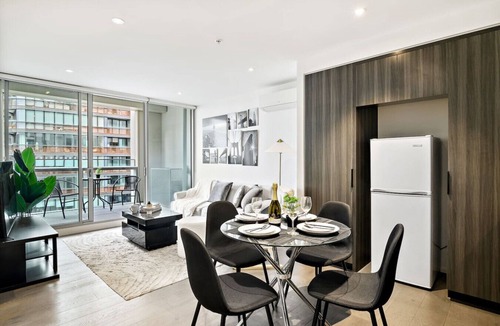 Docklands Apartment | NYC-Style Docklands | Luxe 2BR w/Pool, Gym & Views