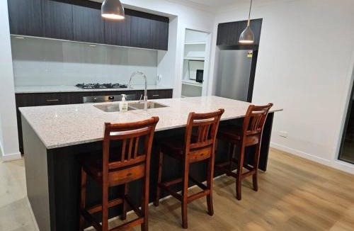Tarneit House | O Stylish 4 Room Oasis with 65 TV