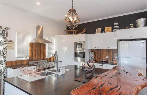 Jindabyne House | Oak and Barrell 7 Twynam Street