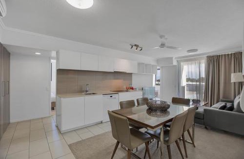 Mackay Apartment | Oaks Carlyle - 2BR Executive Apt Near Mackay CBD