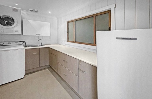 Barrack Point House | Oasis Coastal Stay - 1min walk to beach!
