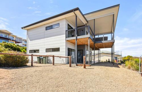 Carrickalinga House | Ocean Heights - 27 Stacey Drive