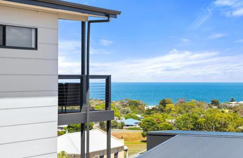Carrickalinga House | Ocean Heights - 27 Stacey Drive