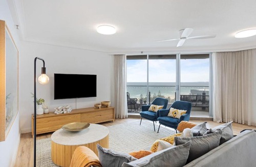 Broadbeach Apartment | Ocean's 14th - Beachfront Resort-style Living
