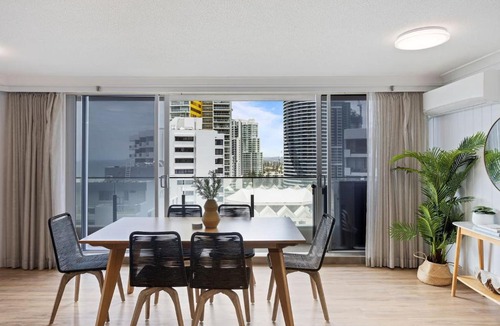 Broadbeach Apartment | Ocean's 14th - Beachfront Resort-style Living