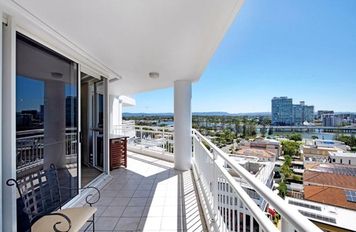 Main Beach Apartment | Ocean Sands Central Main Beach Apartment - CoastHM