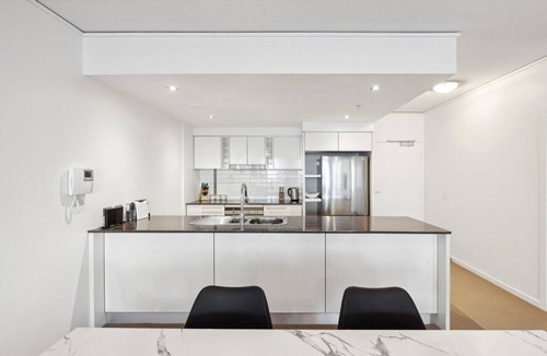 Broadbeach Apartment | Ocean View 3-Bed with Gym, Pool