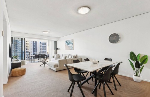 Broadbeach Apartment | Ocean View 3-Bed with Gym, Pool