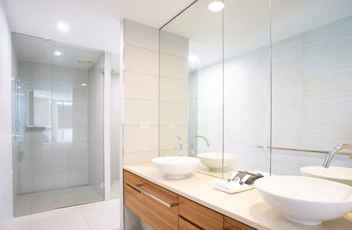 Airlie Beach Apartment | Ocean view 3 bedroom family friendly 2 pools WI-FI