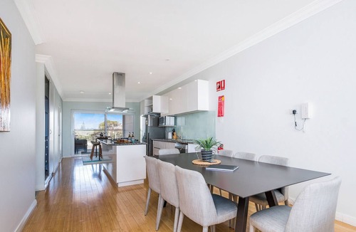 Lancelin House | Ocean View - Luxury beachside apartment with stunning ocean views