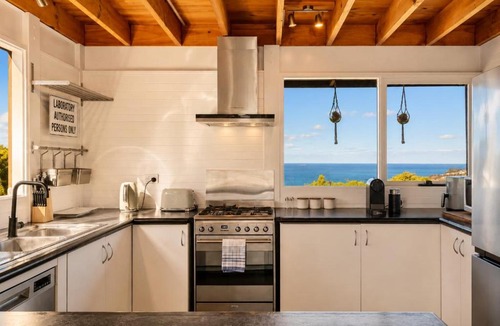 Blackmans Bay House | Ocean Views 20kms from CBD Sleeps 10