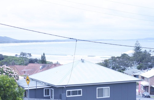 Crescent Head House | OCEAN VIEWS & CLOSE TO SHOPS & CAFES