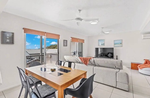 Cannonvale Apartment | Ocean Views Forever - Peace & Quiet up High