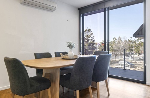 Geelong Apartment | Oceanfront 2-Bed With Balcony & Study Nook