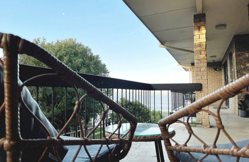 Batehaven Apartment | Oceanfront | 2BR Sleeps 4 | Free Parking + Netflix