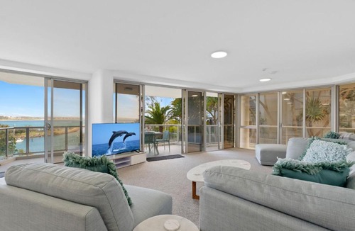 Buddina Apartment | Oceanfront apartment on top of point Cartwright