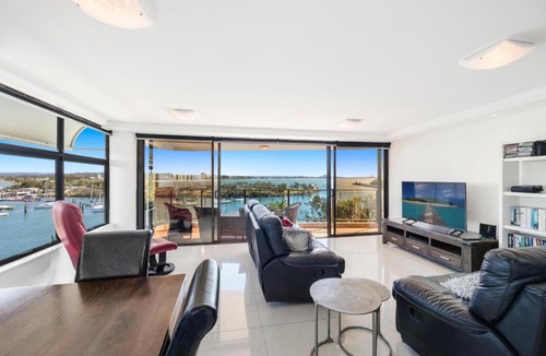 Buddina Apartment | Oceanfront Buddina
