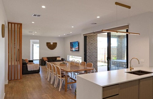 Indented Head House | Oceans 10 Lux Beach house 5 bedroom Parking Aircon Spa Bath