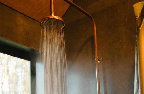 Tarra Valley House | Off-Grid Cabin with Valley Views and Hot Tub - Velma