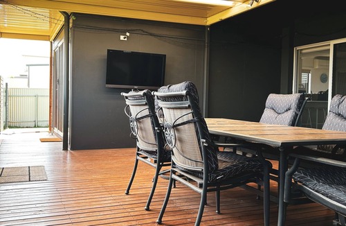 Middleton House | Offshore Beach House - Wi-fi & linen included