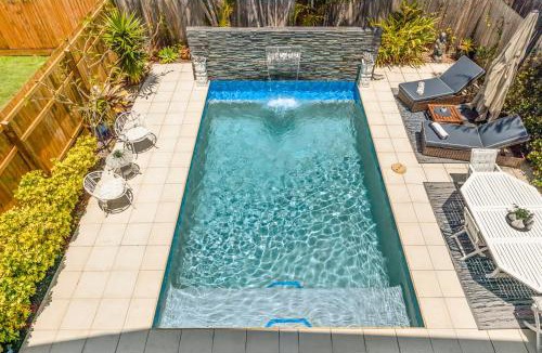 Lota Apartment | On Esplanade own flat & Pool, 2 kms to Manly cafe precinct