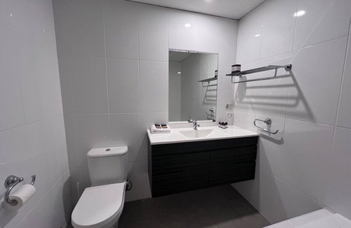 Hamilton Apartment | One Bedroom Deluxe Spa Apartment