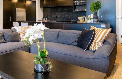 Kingston Apartment | Onyx Apt · Onsite EV Charger · 5mins to Foreshore