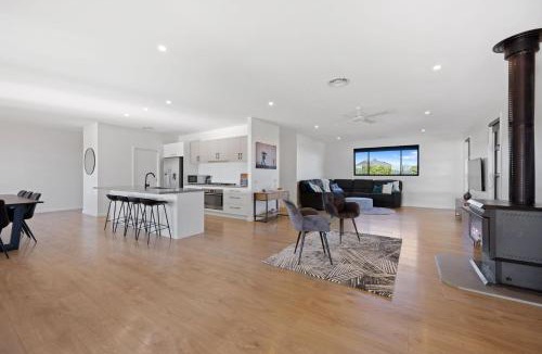 Mansfield House | Opal - Mansfield - Sleeps 7