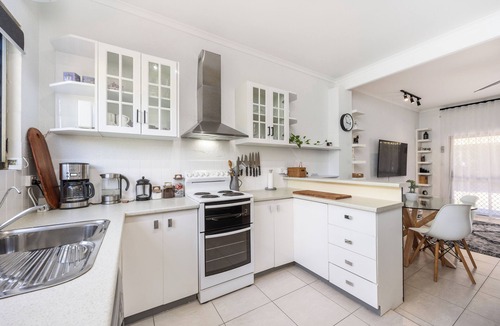 Torquay House | Opal Sands: Steps from the Beach.