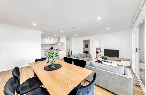 Coburg Apartment | Open and Airy Warehouse on Loch