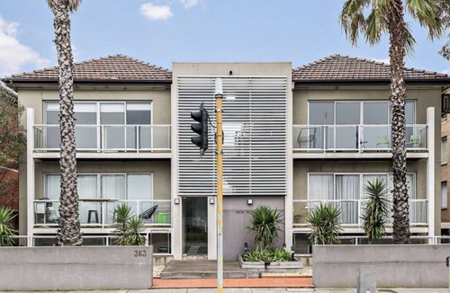 St Kilda West Apartment | Opposite the beach with Wifi and secure undercover carpark