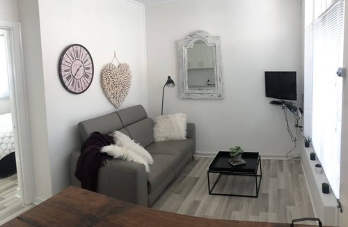 St Kilda West Apartment | Opposite the beach with Wifi and secure undercover carpark