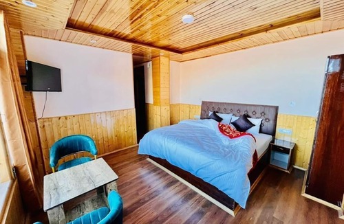 Theog Cottage | Orchid View Room | w King Sized Bed, Balcony, Food, Parking, Wi-fi
