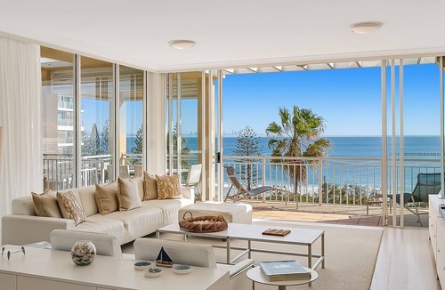 Coolangatta Apartment | Orion Unit 8 Modern apartment Overlooking Snapper Rocks with Wi-Fi included