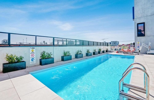 Footscray Apartment | Ovation - New Footscray Apt w parking & pool