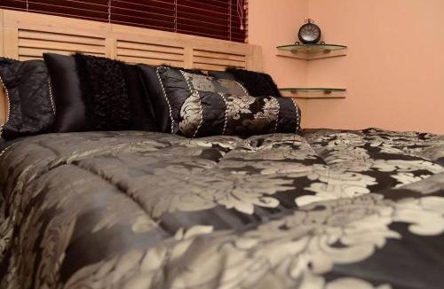 Harefield Apartment | Overdale Luxury Spa Suite