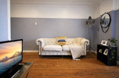 Darlinghurst Apartment | OVERSIZED, CONTEMPORARY & CHARMING-GREAT VALUE!3min train to CBD/Shared Parking.