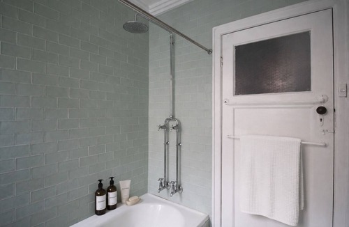Darlinghurst Apartment | OVERSIZED, CONTEMPORARY & CHARMING-GREAT VALUE!3min train to CBD/Shared Parking.