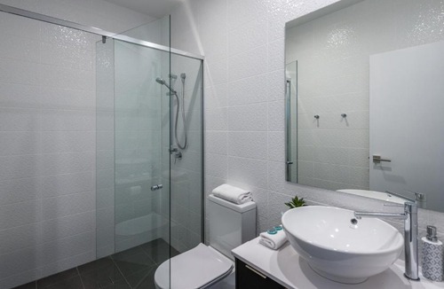 Bulimba Apartment | Oxford Steps - Executive 2BR Bulimba Apartment Across from the Park on Oxford St