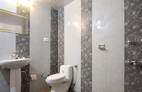 Dumdum Hotel | OYO 16627 Xpress Inn