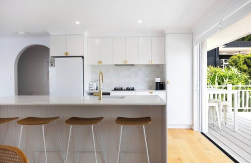 Mollymook Beach House | Palm Springs by the Beach, Glam, Pet-Friendly, 4 Bed Retreat incl HUGE studio.
