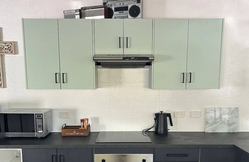 Darlington Apartment | Palm View Studio on a quiet no through rd can walk to restaurants & pub,bus stop