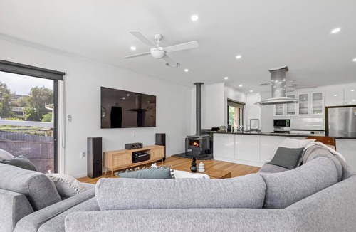 Tootgarook House | PANORAMA SUPER SIZED OUTDOOR HEATED POOL & SPA ENTERTAINER,TOOTGAROOK