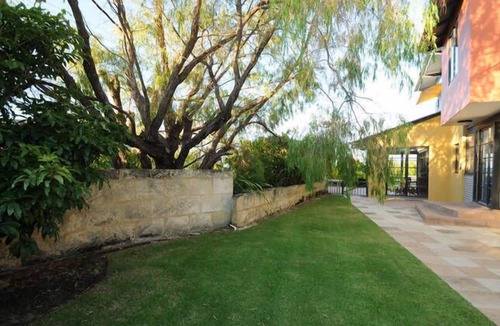 Dunsborough Villa | Panoramic Bay Views - Pet friendly & only a 5 minute stroll to town.