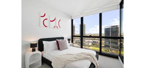 Docklands Apartment | Panoramic City Docklands 2BR Luxury With Pool Gym Parking